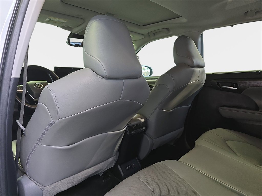 Used 2021 Toyota Highlander Limited image 13