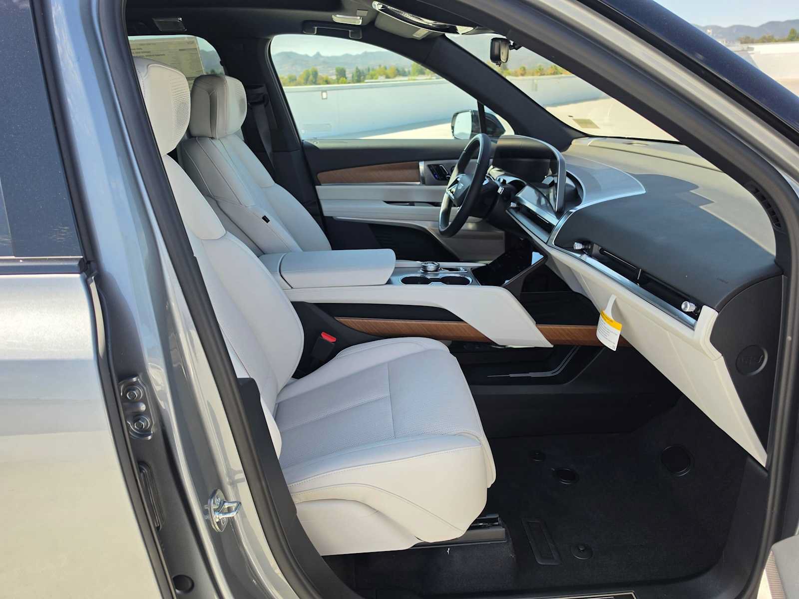 New 2027 Cadillac Vistiq Luxury w/ LPO, Premium Carpet Package AWD/4WD image 10