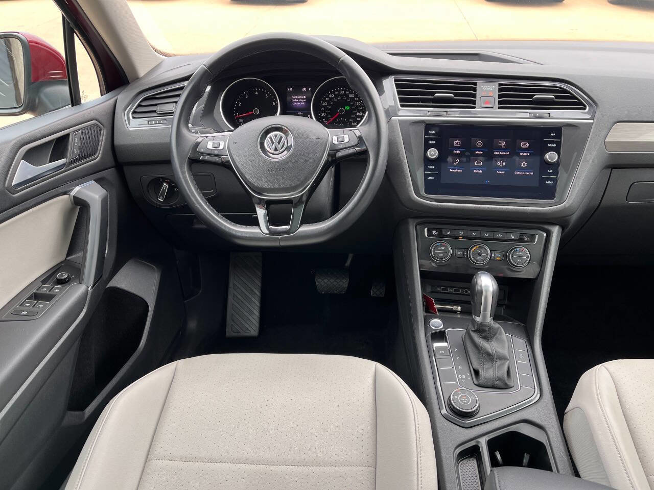 Used 2019 Volkswagen Tiguan SE w/ Panoramic Sunroof Package image 17