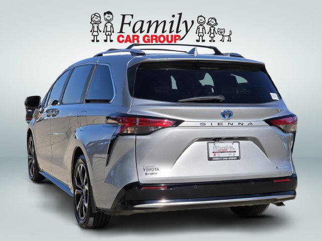 Used 2025 Toyota Sienna Platinum FWD image 3