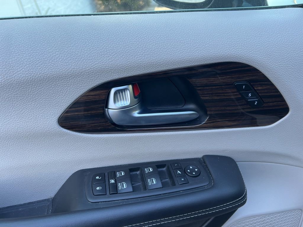 Used 2023 Chrysler Pacifica Limited image 8