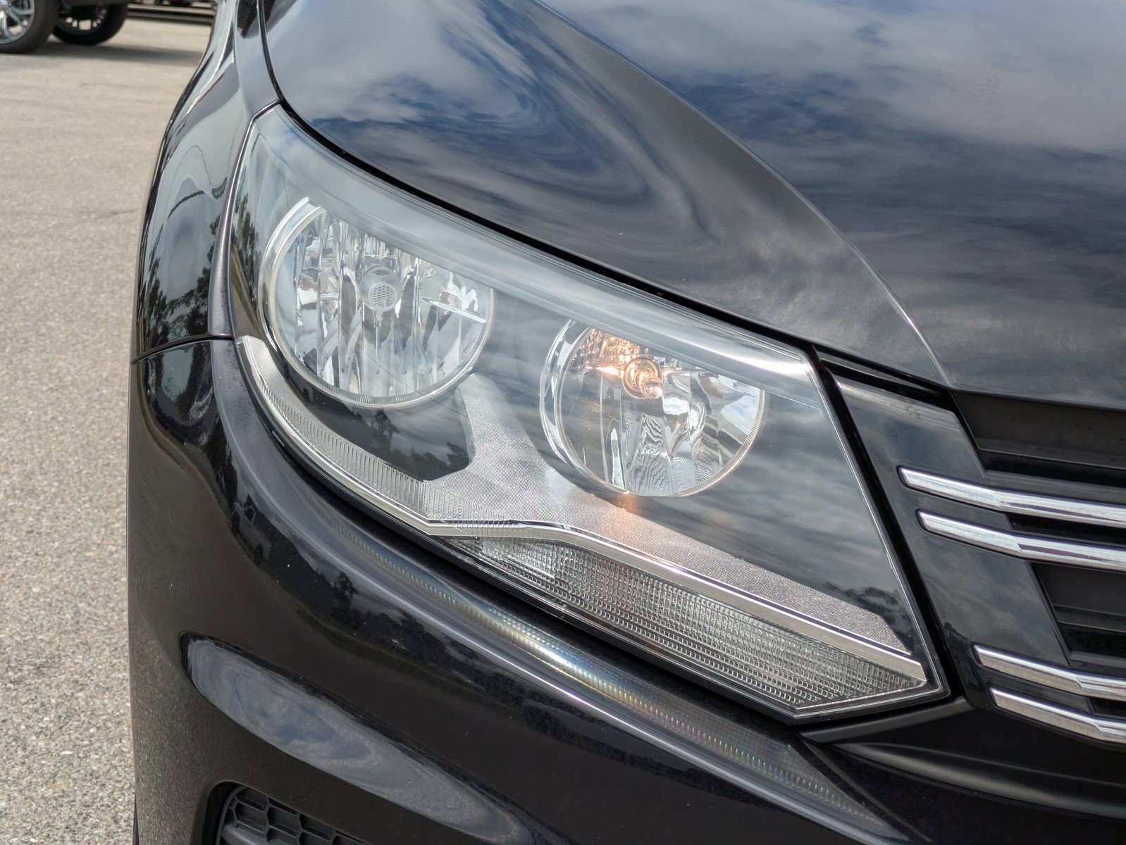 Used 2017 Volkswagen Tiguan S image 8