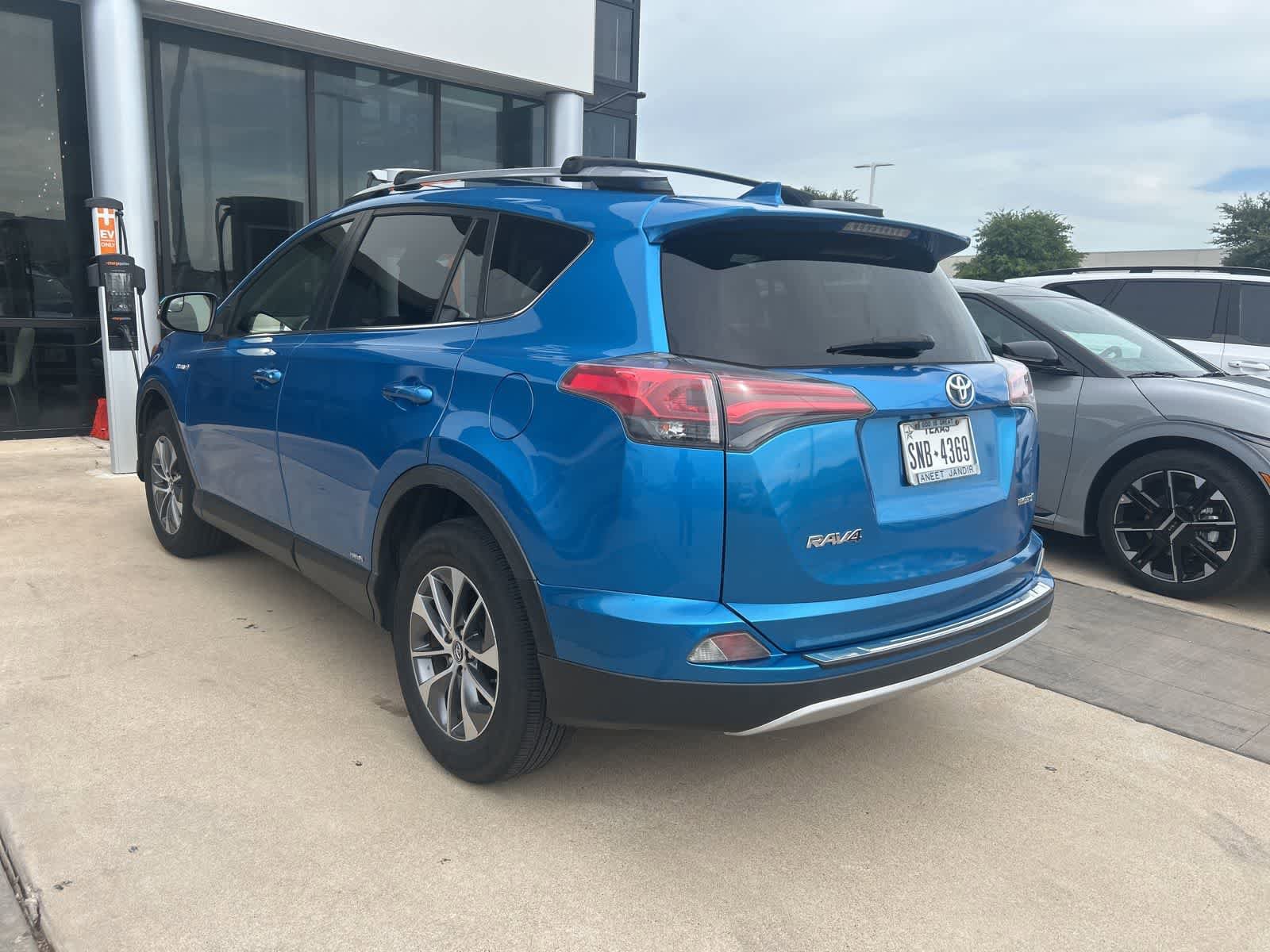 Used 2018 Toyota RAV4 LE AWD/4WD image 12