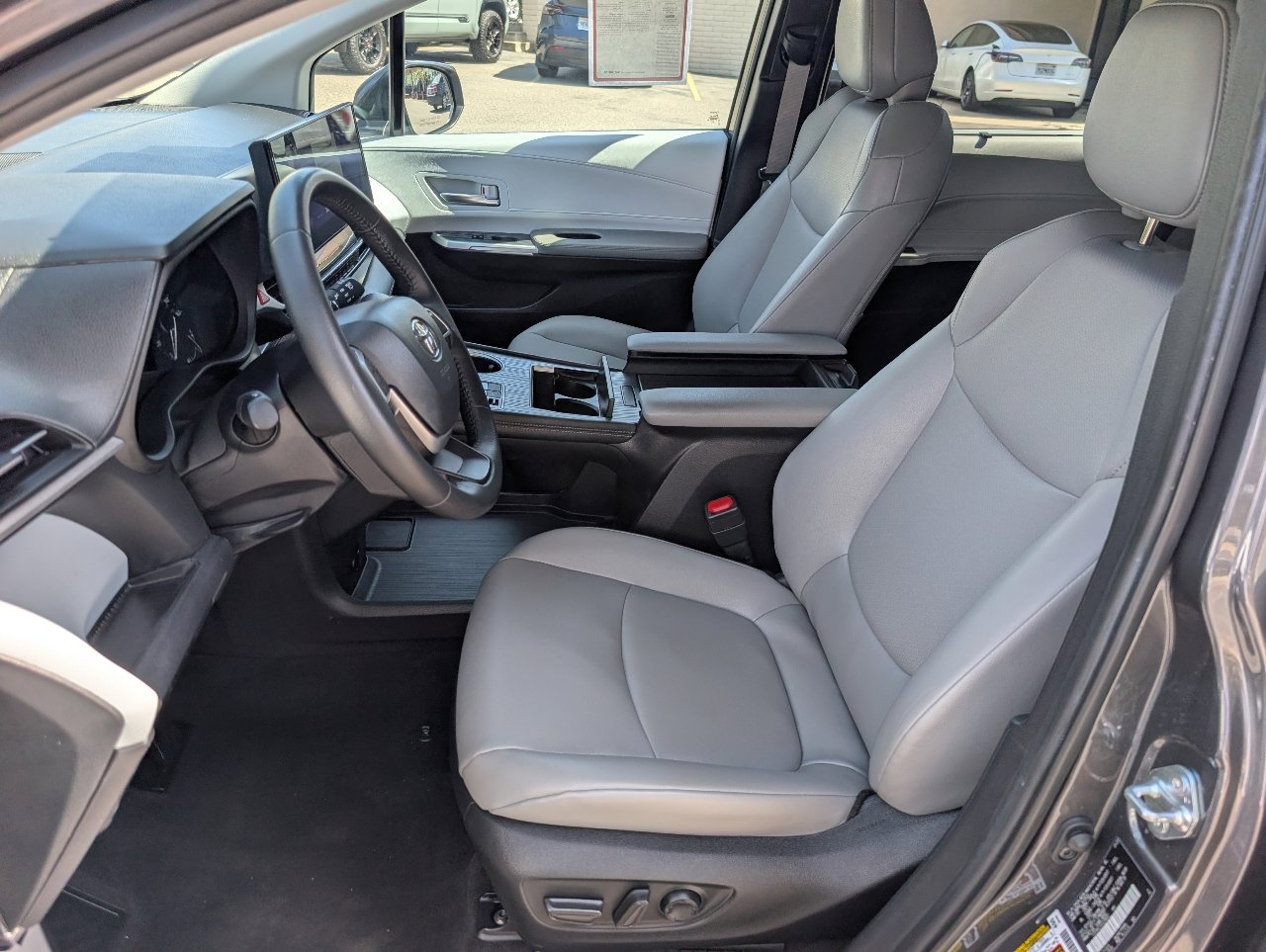 Used 2025 Toyota Sienna XLE image 2