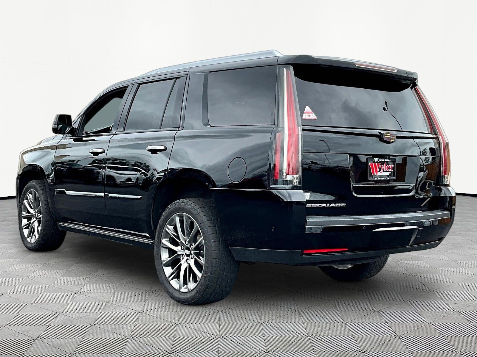 Used 2019 Cadillac Escalade Platinum w/ Escalade Sport Edition AWD/4WD image 4