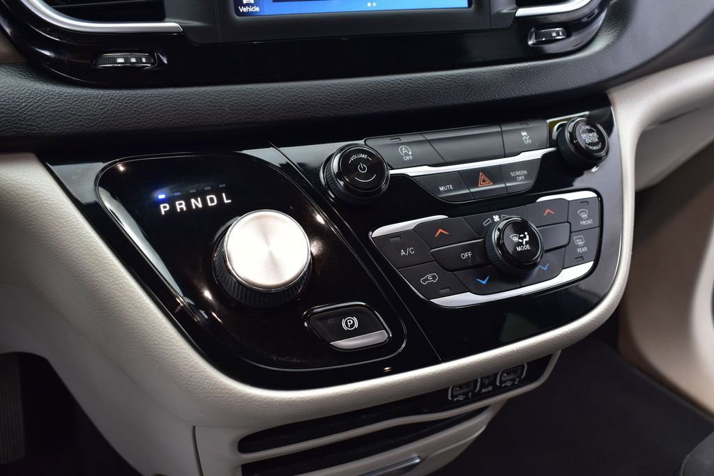 Used 2022 Chrysler Voyager LX FWD image 14