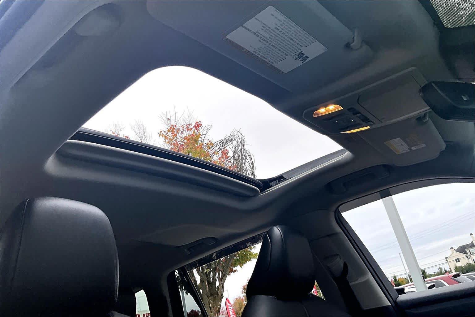 Used 2021 Toyota Highlander XLE AWD/4WD image 14