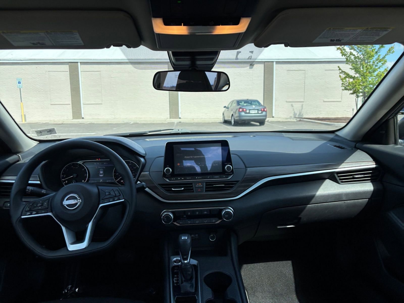 Used 2025 Nissan Altima 2.5 SV FWD image 33