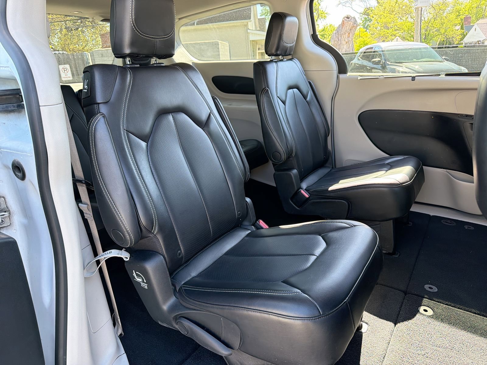 Used 2023 Chrysler Pacifica Touring-L FWD image 24