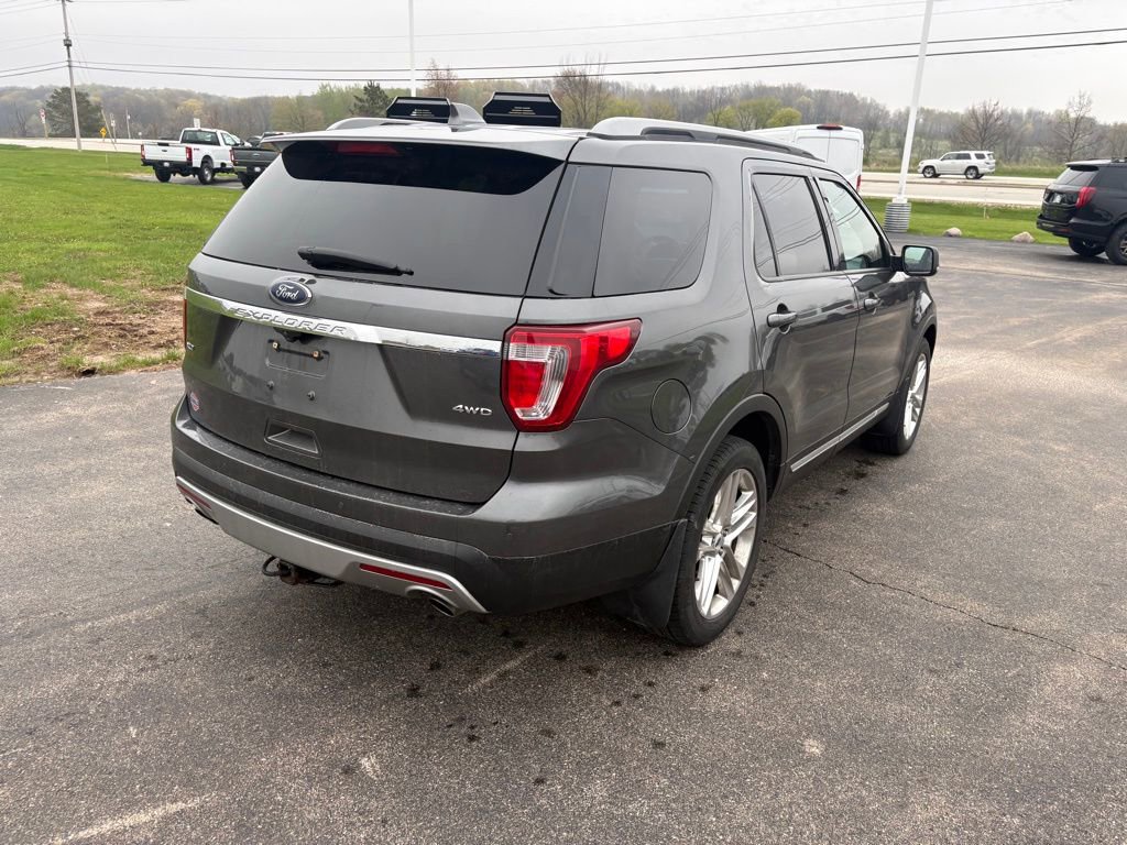Used 2017 Ford Explorer XLT w/ Equipment Group 202A AWD/4WD image 8