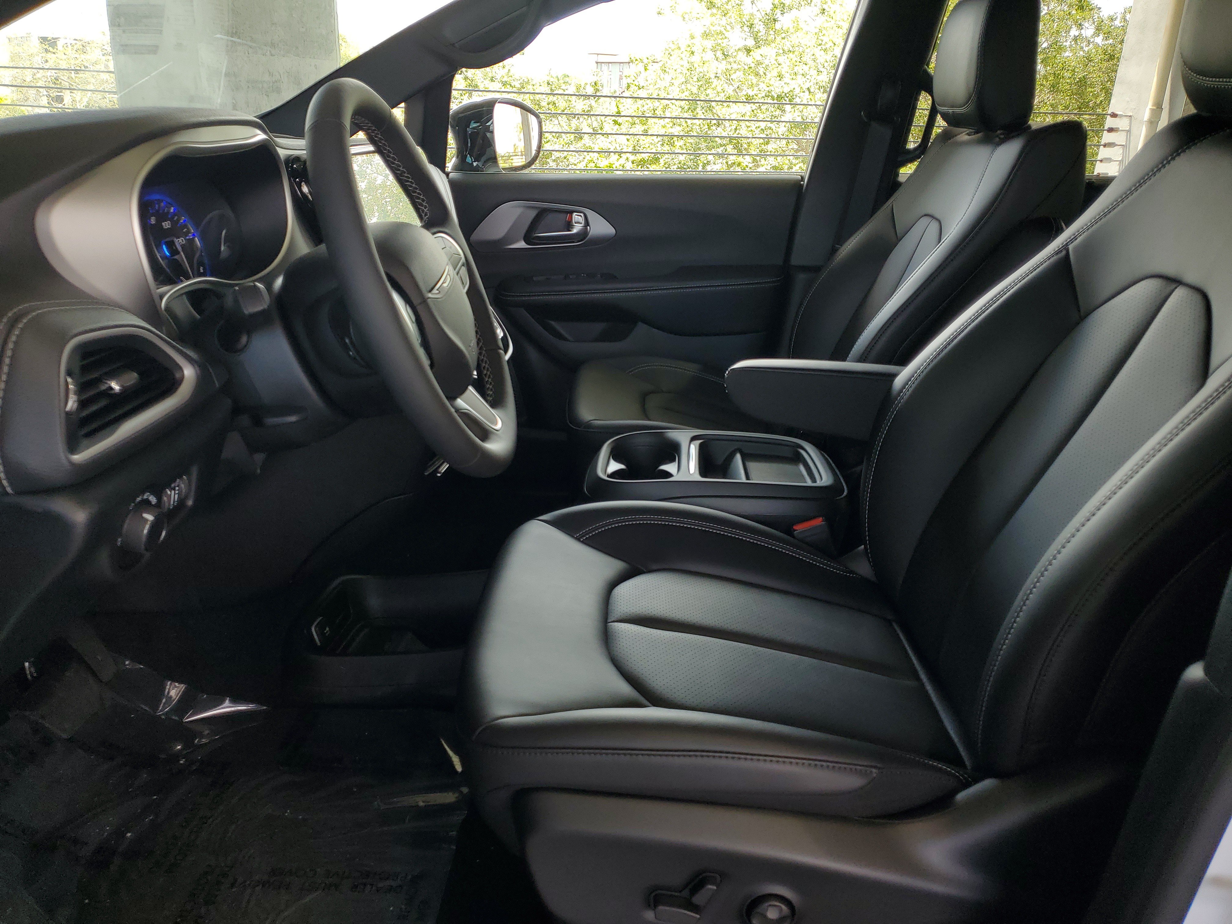 New 2027 Chrysler Pacifica Select FWD image 18
