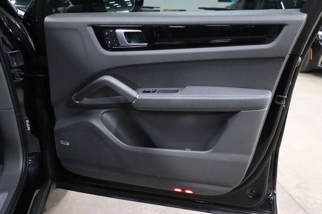 Used 2022 Porsche Cayenne Platinum Edition AWD/4WD image 22