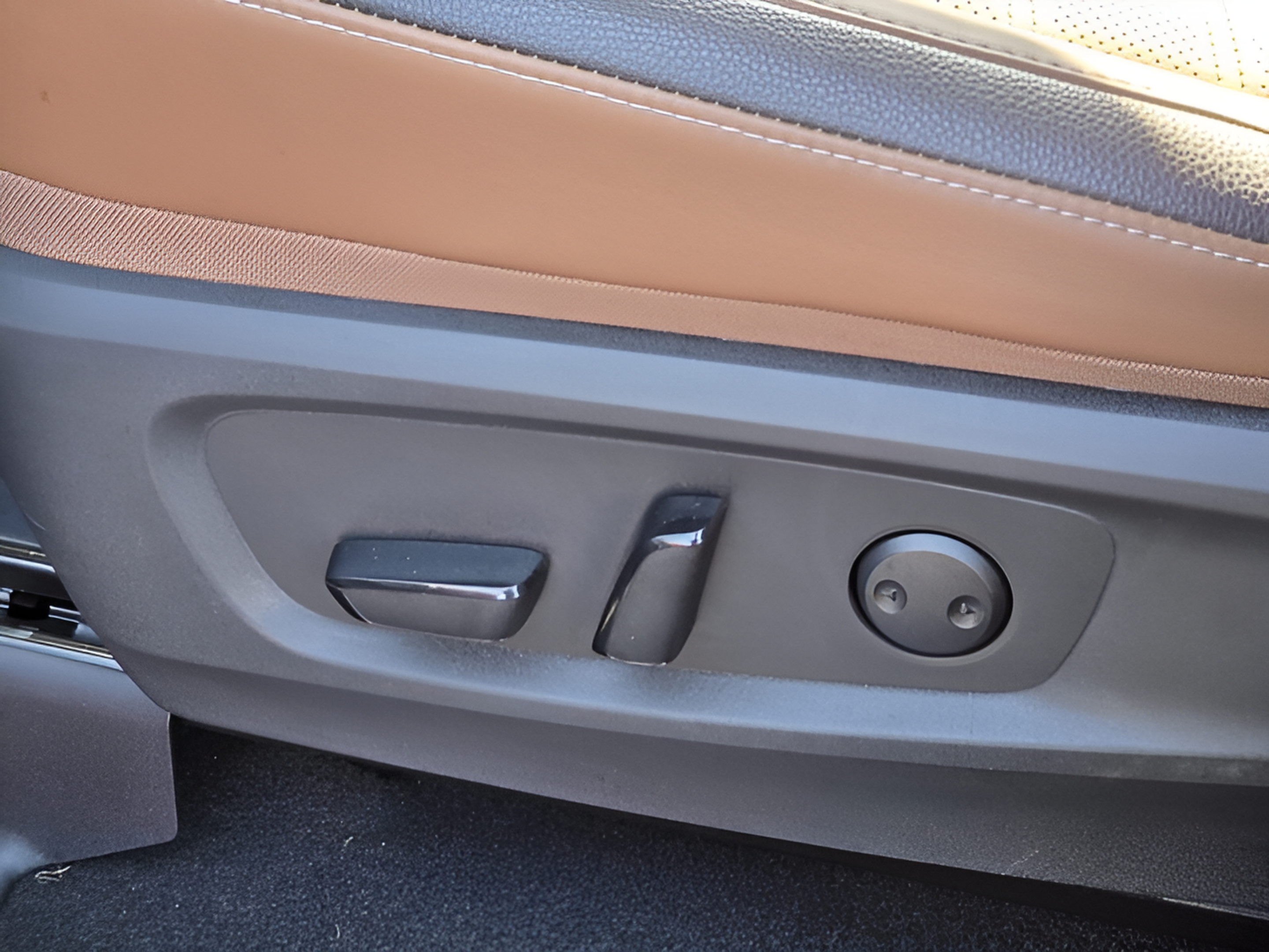 Used 2024 Nissan Pathfinder Platinum FWD image 13