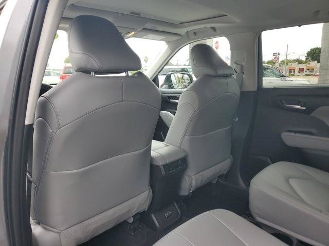 Used 2025 Toyota Highlander XLE FWD image 19
