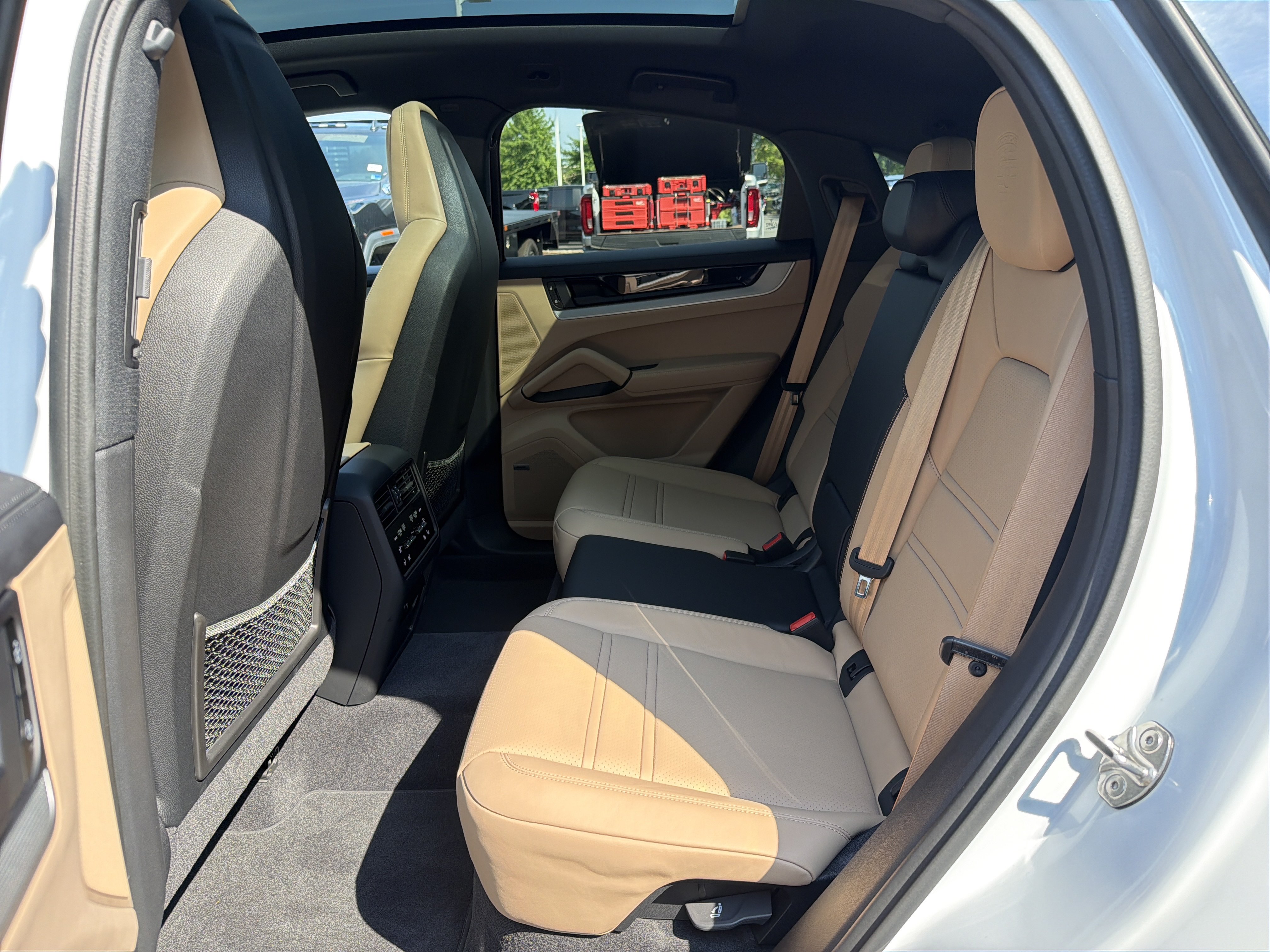 Used 2024 Porsche Cayenne S AWD/4WD image 32