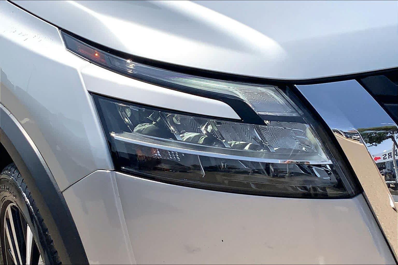 Used 2024 Nissan Pathfinder Platinum FWD image 28