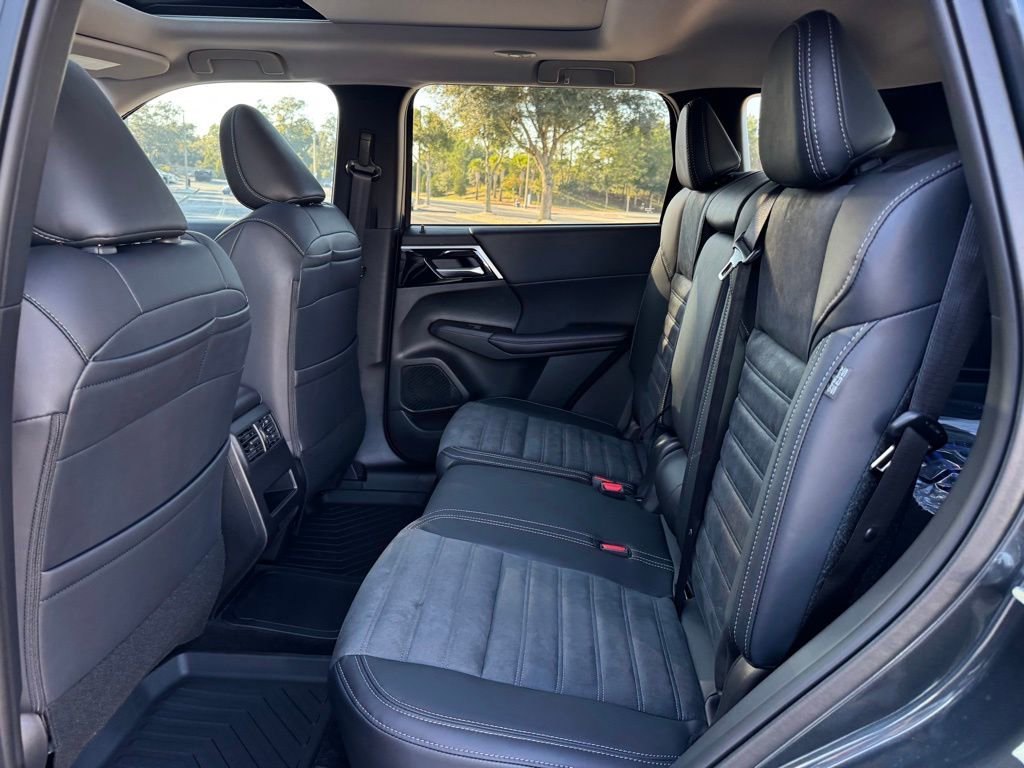 New 2025 Mitsubishi Outlander SE image 15