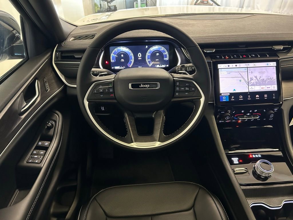 New 2025 Jeep Grand Cherokee Limited w/ Luxury Tech Group II image 3