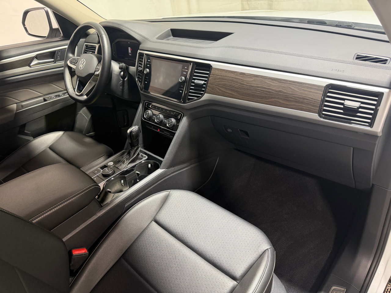 Used 2022 Volkswagen Atlas SE w/ Black Wheel Package image 13