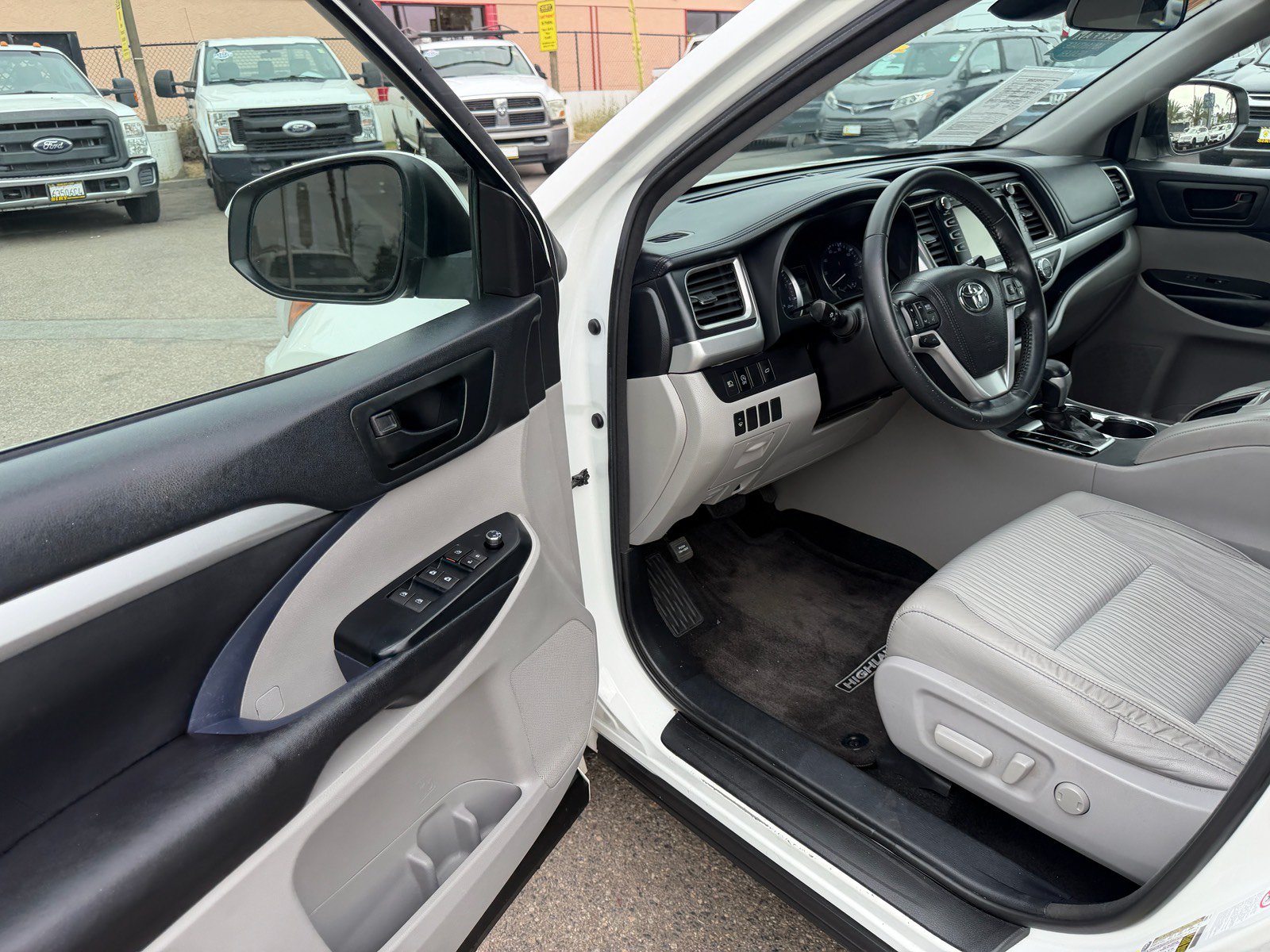 Used 2017 Toyota Highlander Plus w/ Carpet Mat Package FWD image 20