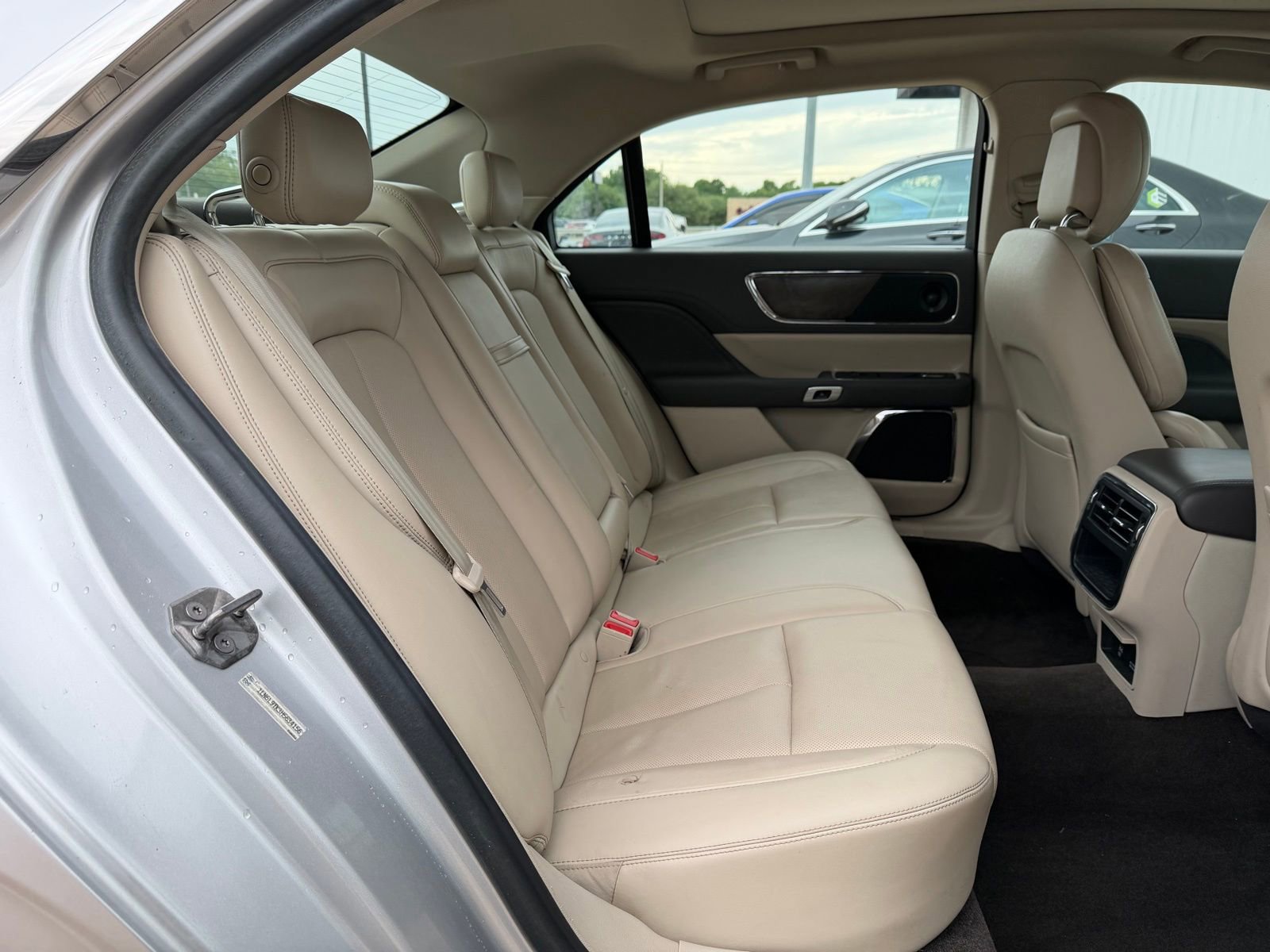 Used 2017 Lincoln Continental Select image 20