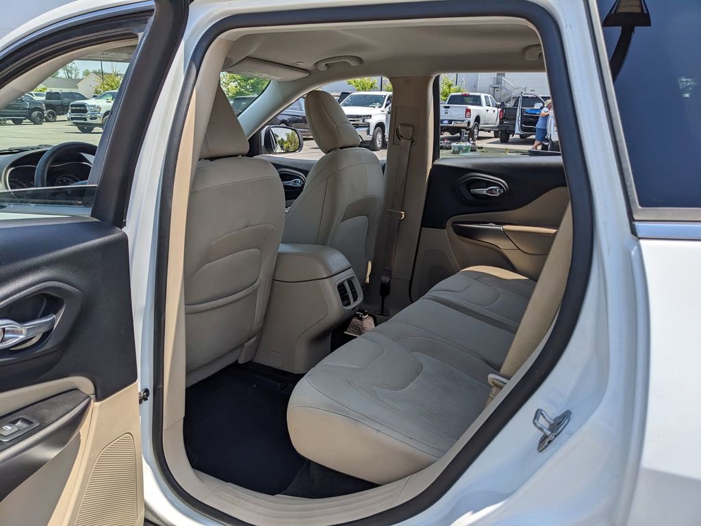 Used 2019 Jeep Cherokee Latitude w/ Popular Appearance Group FWD image 21
