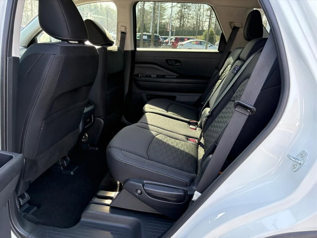 Used 2024 Nissan Pathfinder SV image 19