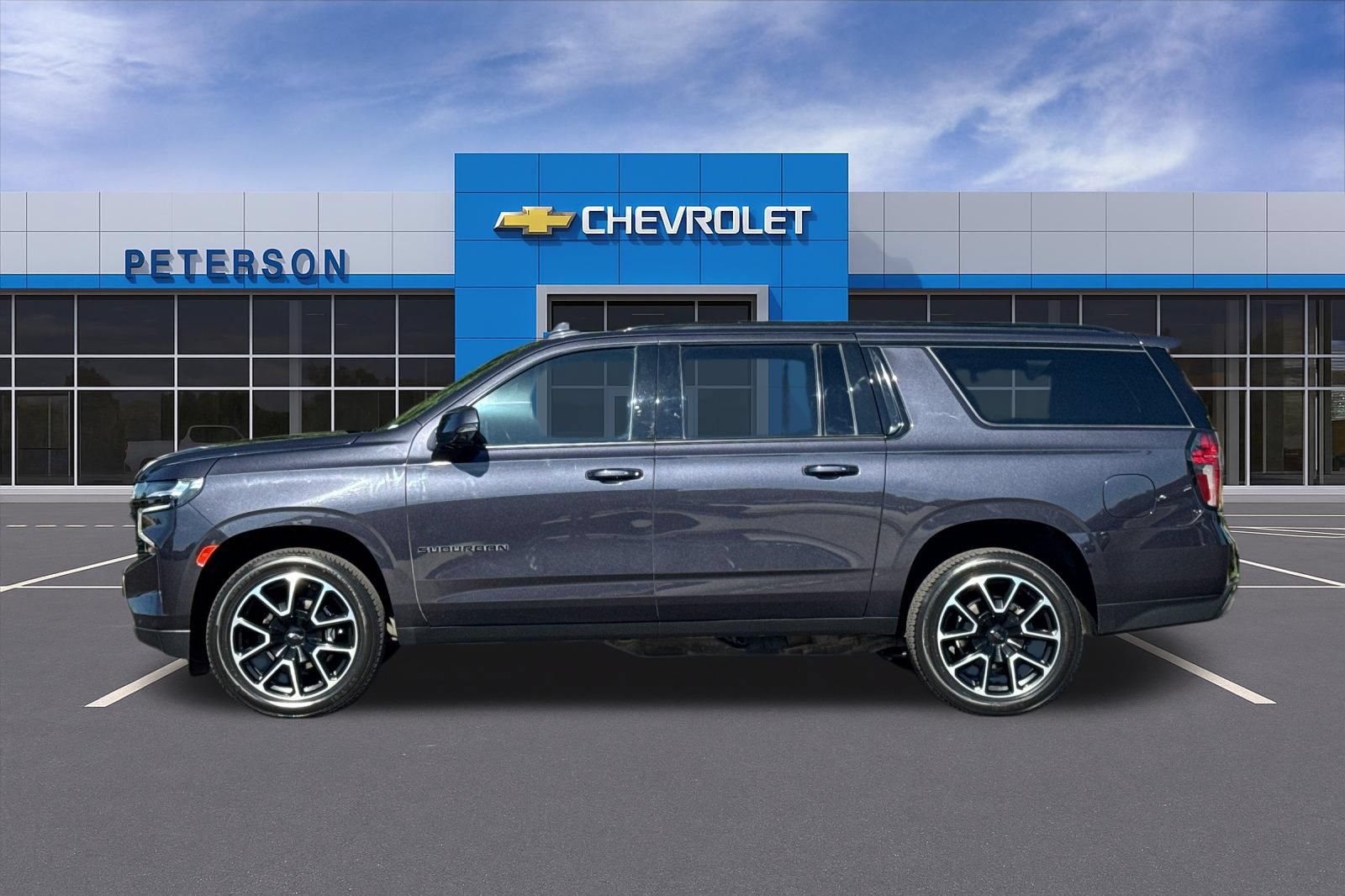 Certified 2022 Chevrolet Suburban RST w/ Luxury Package AWD/4WD image 7