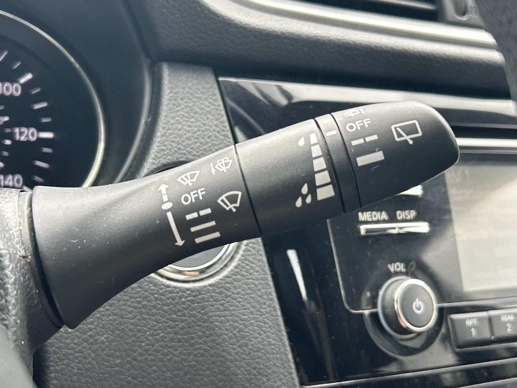 Used 2015 Nissan Rogue SV FWD image 29