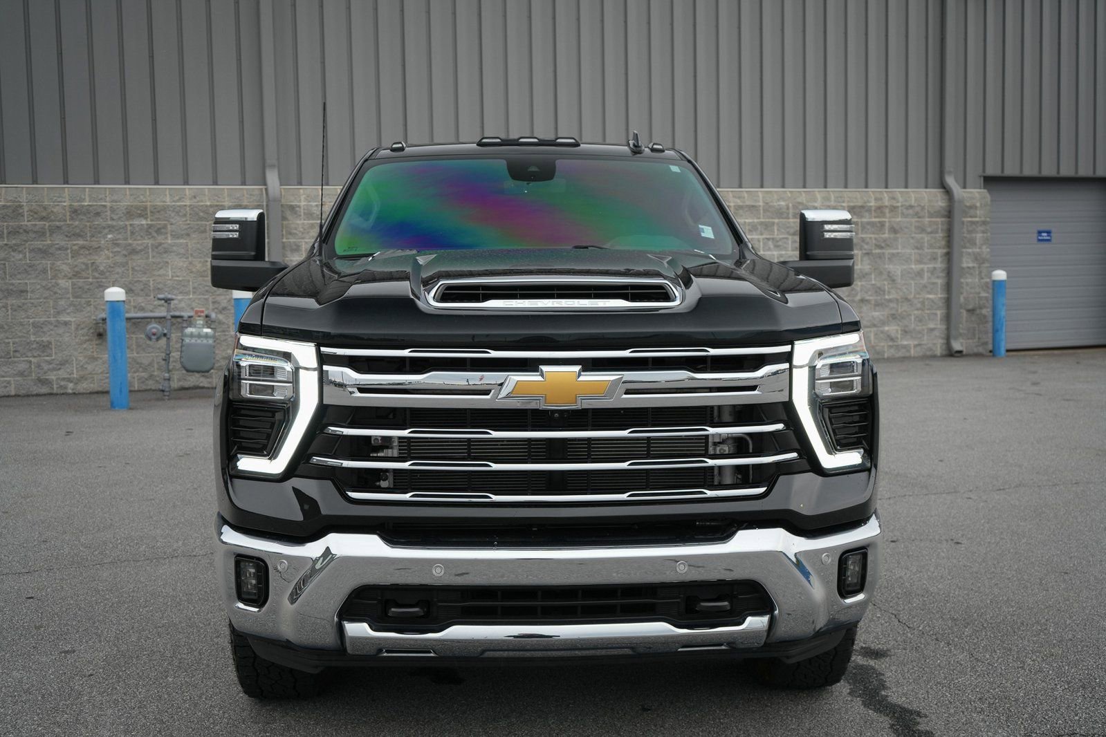 Used 2024 Chevrolet Silverado 2500 LTZ w/ LTZ Convenience Package AWD/4WD image 2