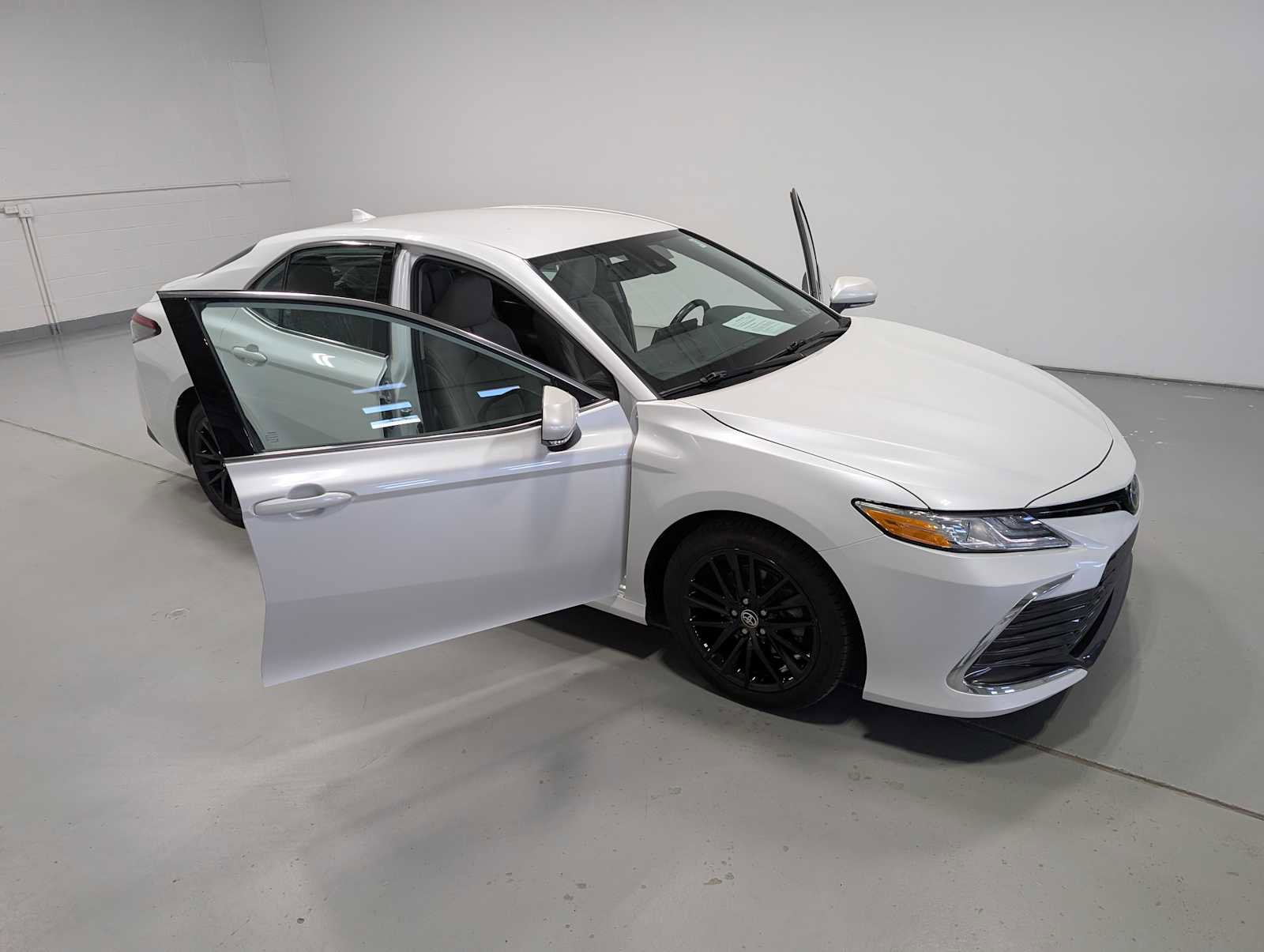 Used 2021 Toyota Camry XLE FWD image 14