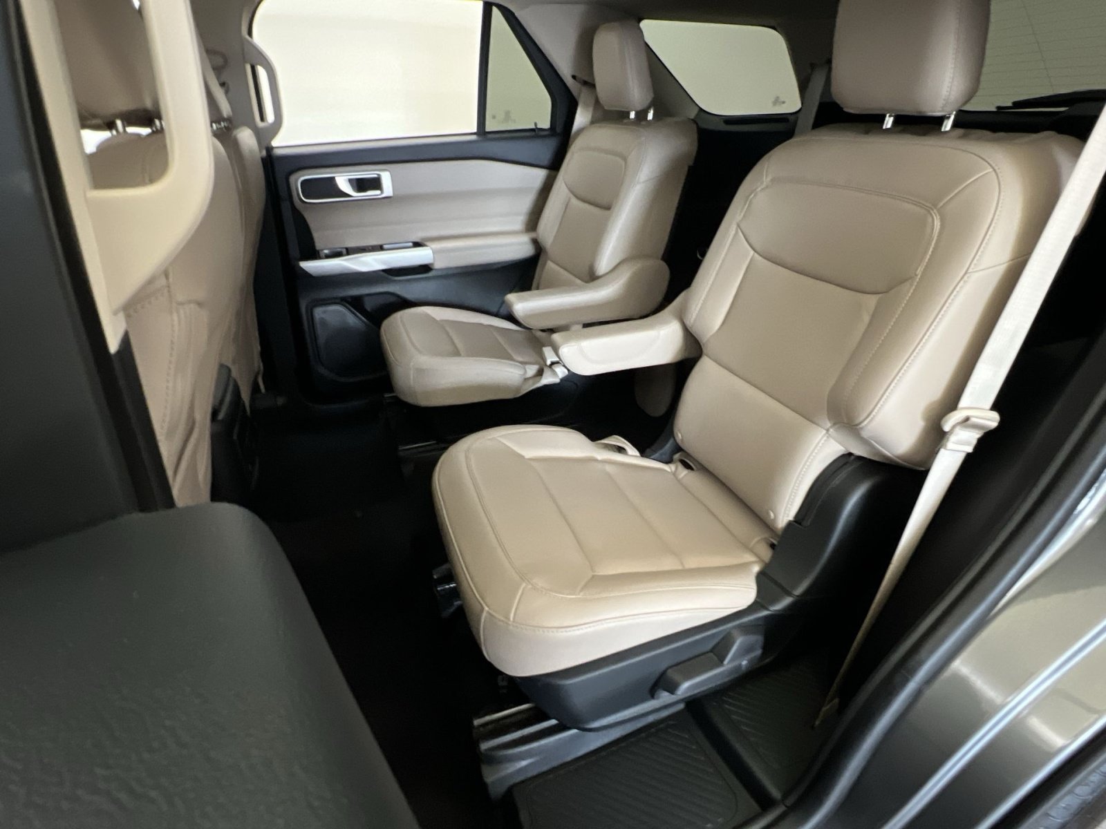 Used 2023 Ford Explorer XLT w/ Equipment Group 202A AWD/4WD image 23