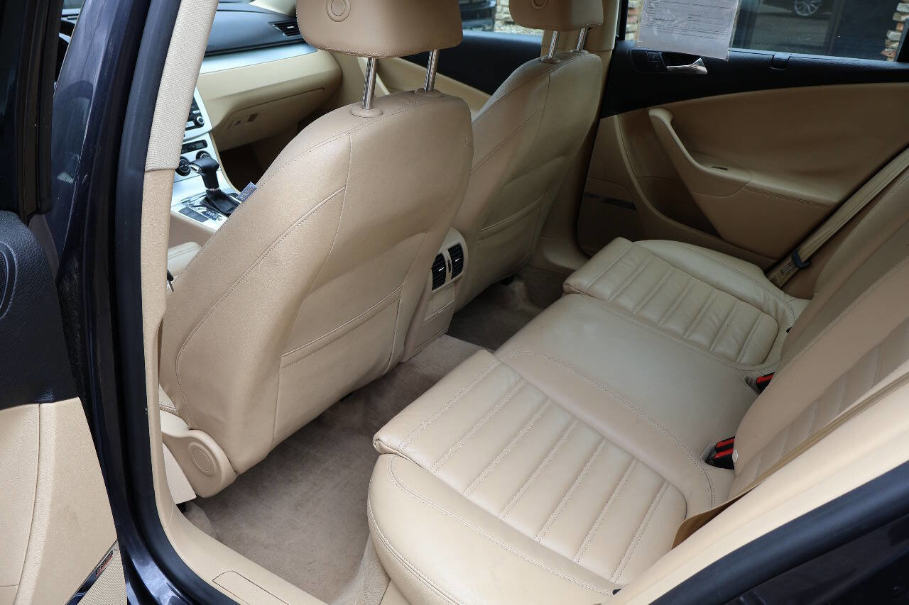 Used 2008 Volkswagen Passat VR6 FWD image 18