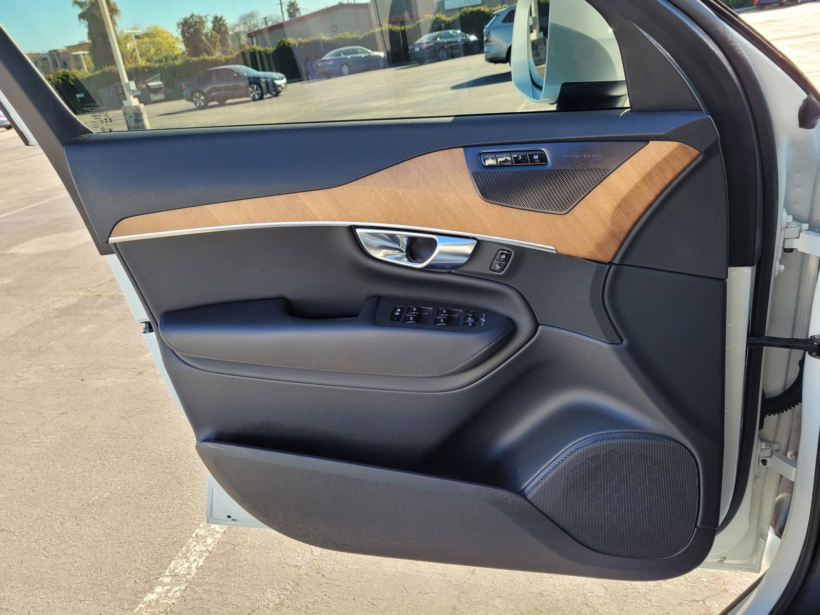 Certified 2025 Volvo XC90 T8 Plus w/ Protection Package Premier AWD/4WD image 16