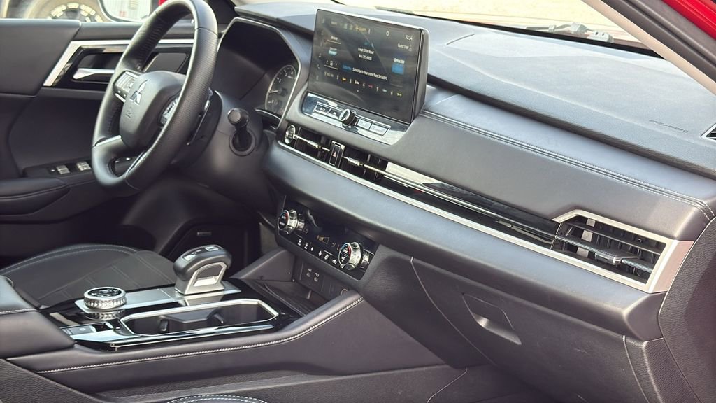 Used 2025 Mitsubishi Outlander SE image 30