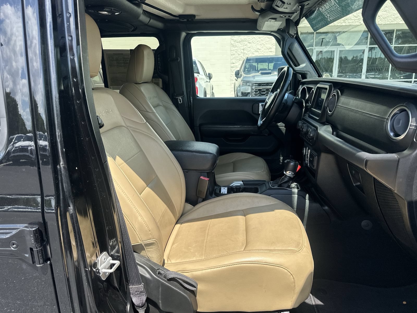 Used 2018 Jeep Wrangler Unlimited Sahara w/ Safety Group AWD/4WD image 22