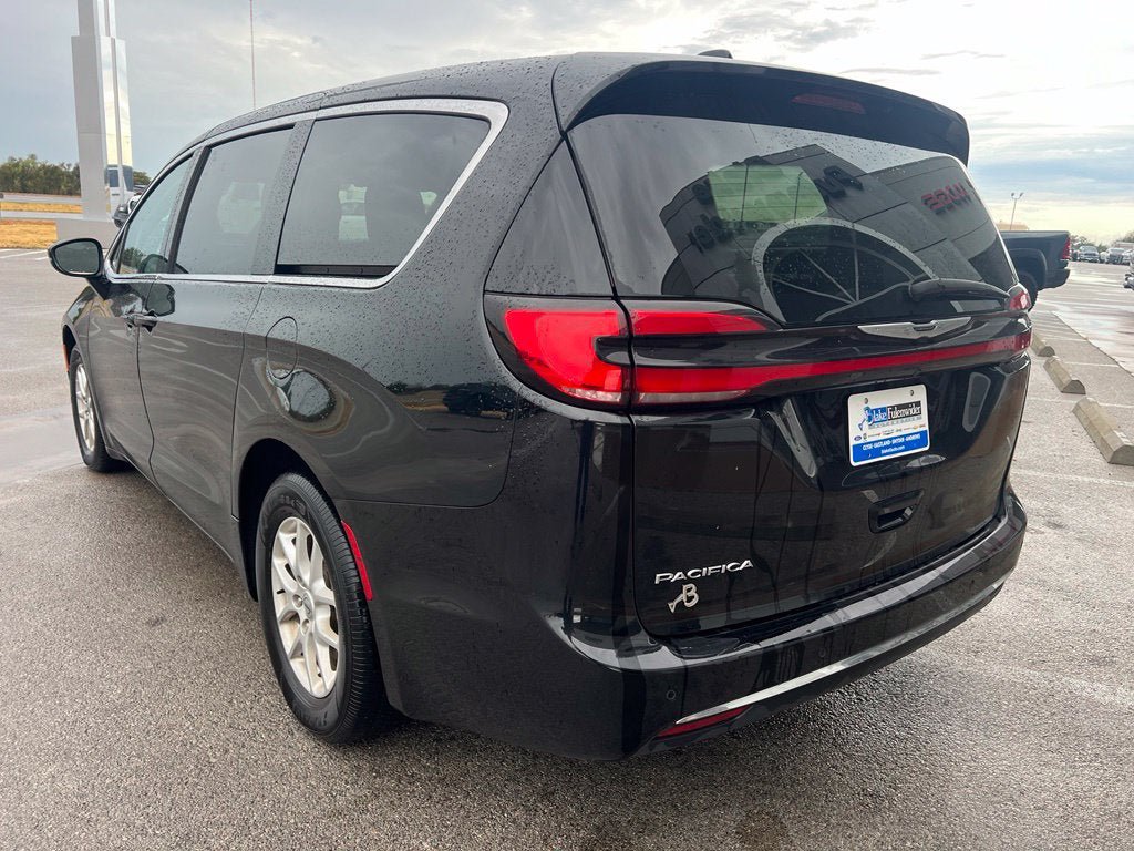Used 2024 Chrysler Pacifica Touring-L FWD image 3