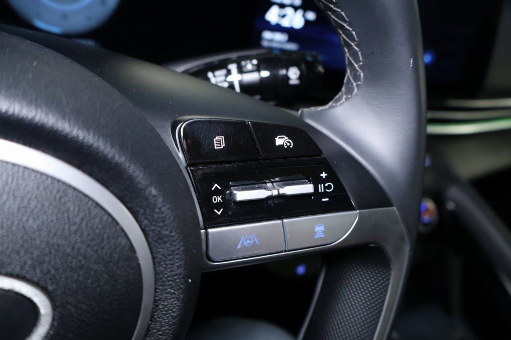 Used 2024 Hyundai Elantra Limited image 23