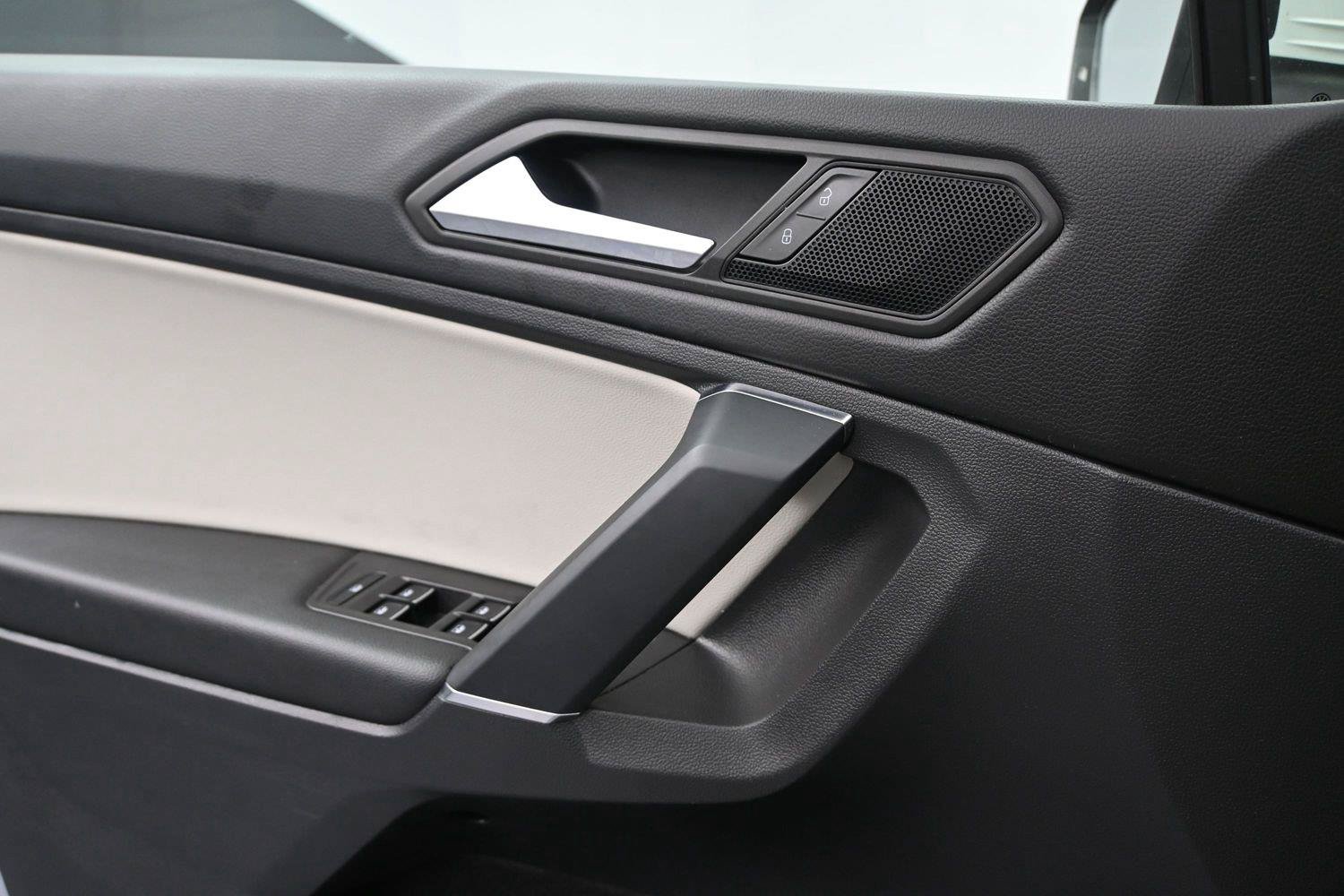 Used 2020 Volkswagen Tiguan SE w/ Panoramic Sunroof Package AWD/4WD image 6