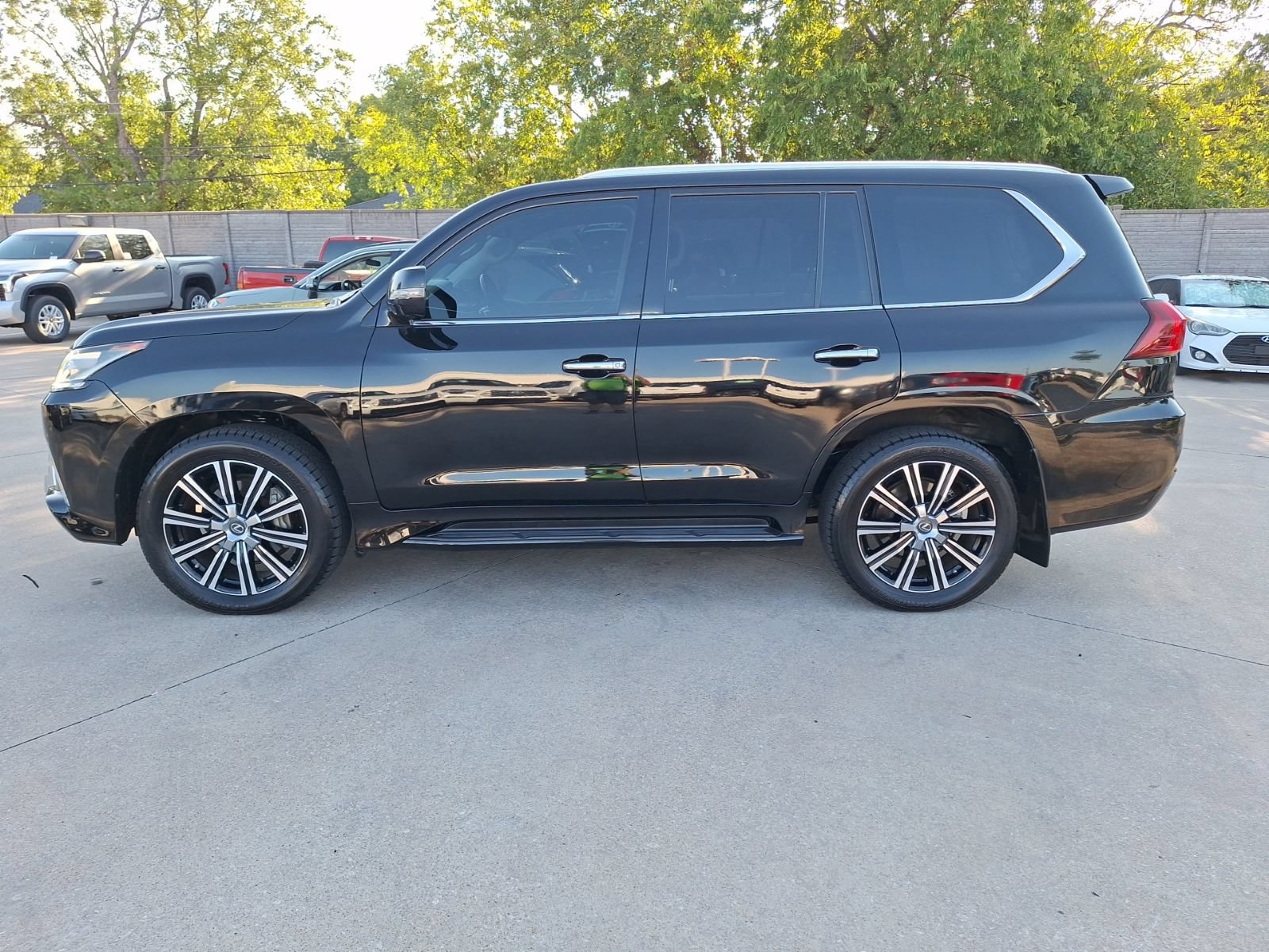 Used 2021 Lexus LX 570 4WD w/ Luxury Package image 3