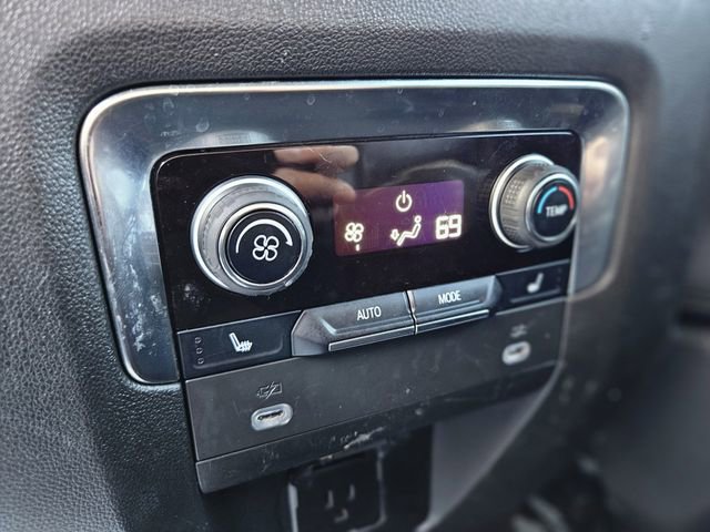 Used 2023 Chevrolet Suburban Premier RWD image 28
