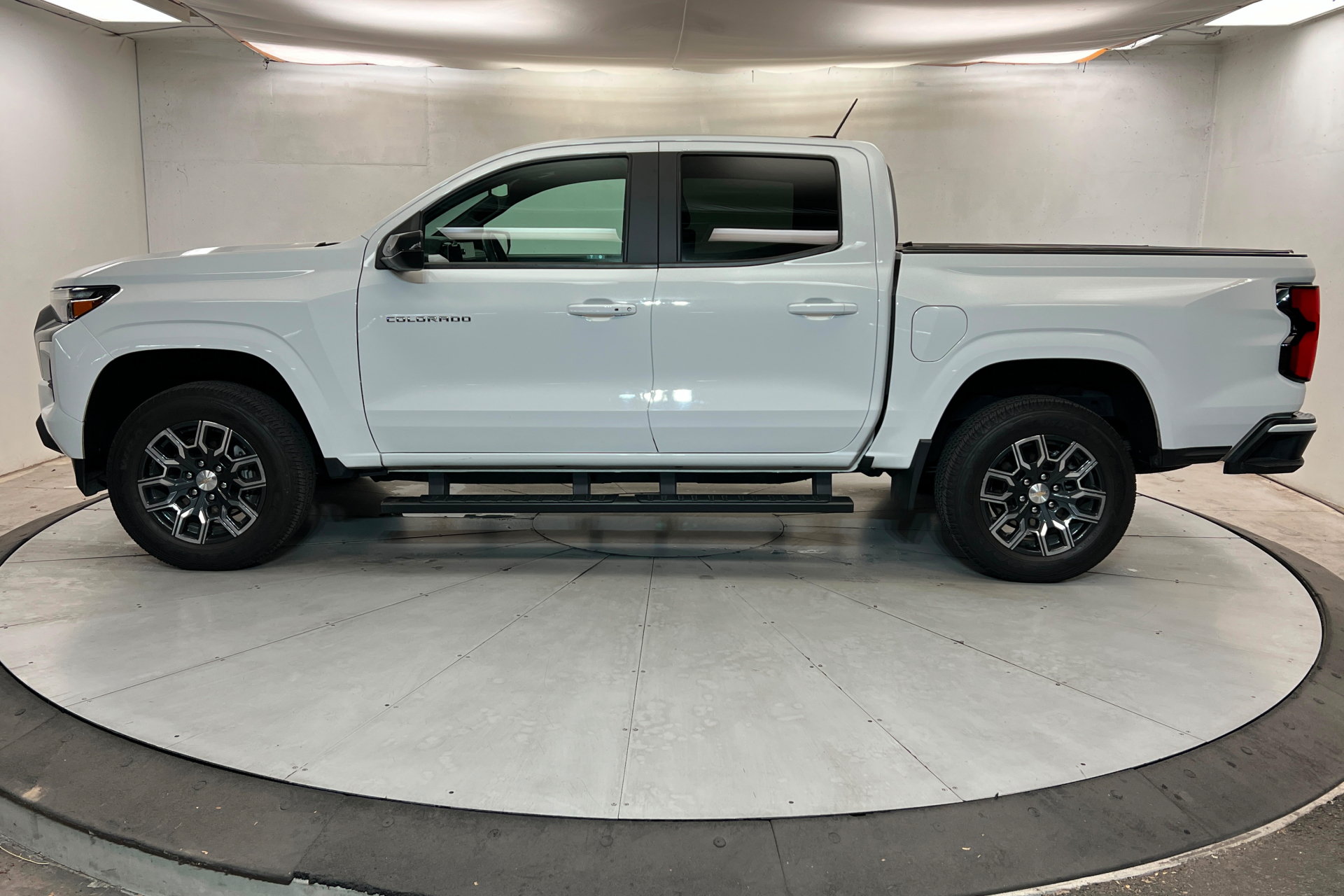 Used 2024 Chevrolet Colorado LT w/ LT Convenience Package III RWD image 2