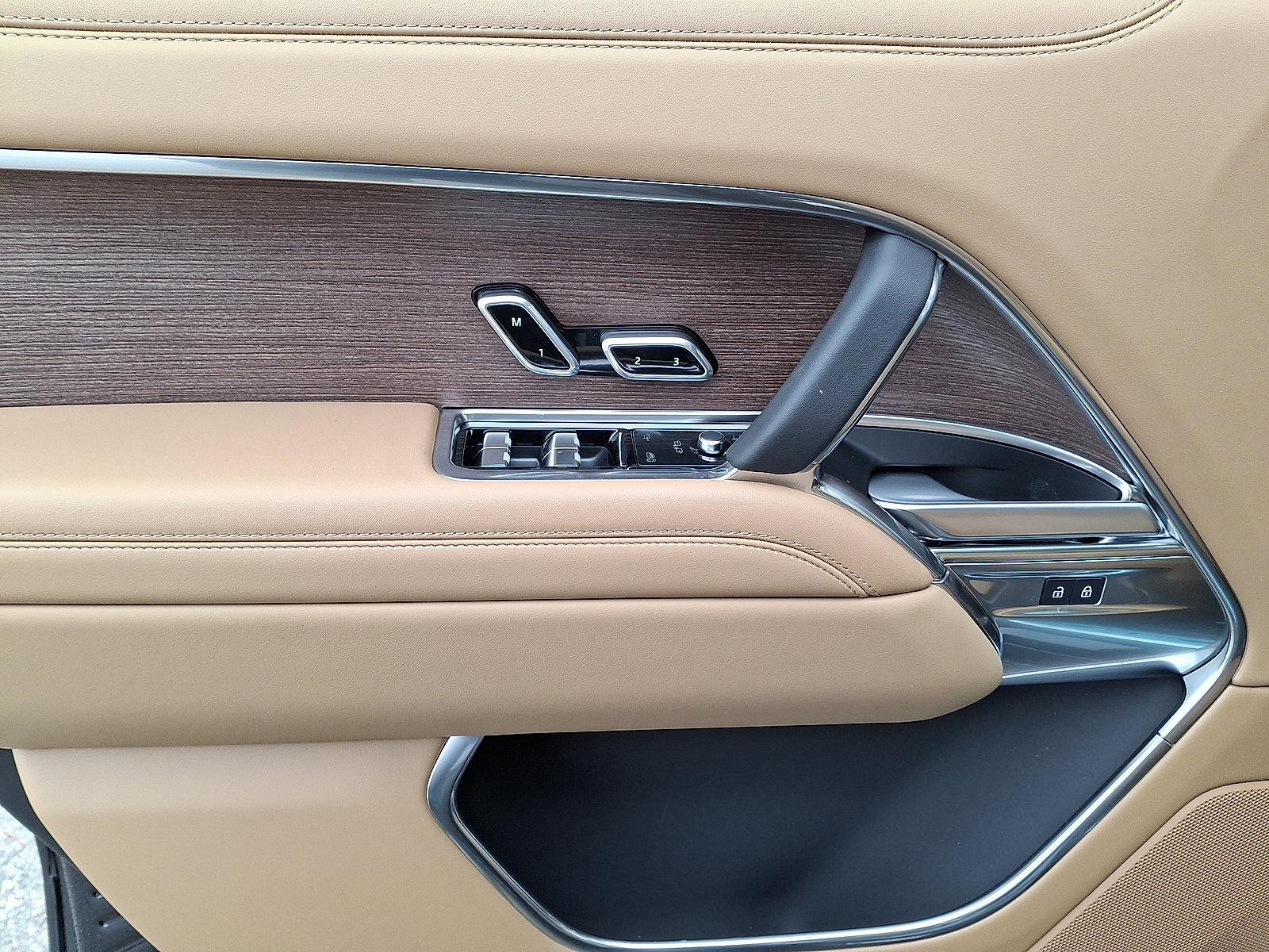 New 2026 Land Rover Range Rover Long Wheelbase SE image 4