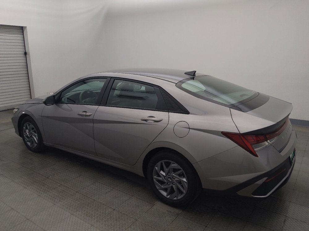 Used 2025 Hyundai Elantra Hybrid FWD image 3