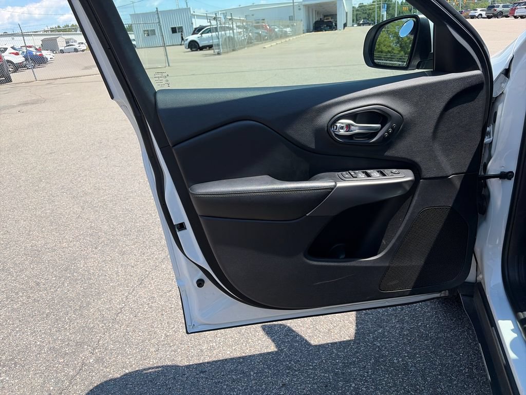 Used 2019 Jeep Cherokee Limited AWD/4WD image 11