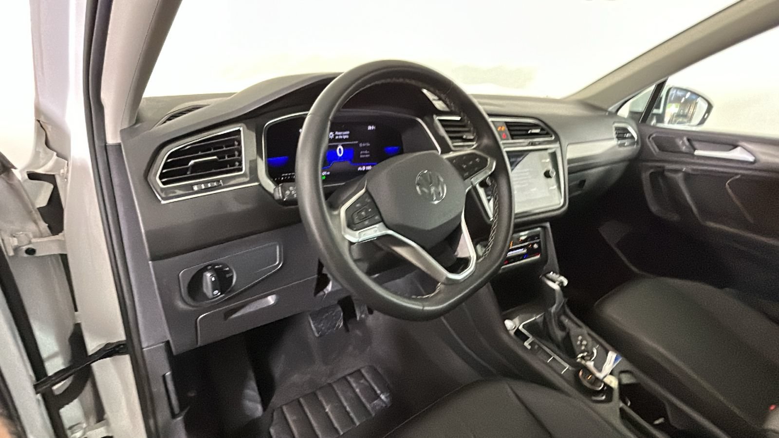 Used 2022 Volkswagen Tiguan SE AWD/4WD image 14