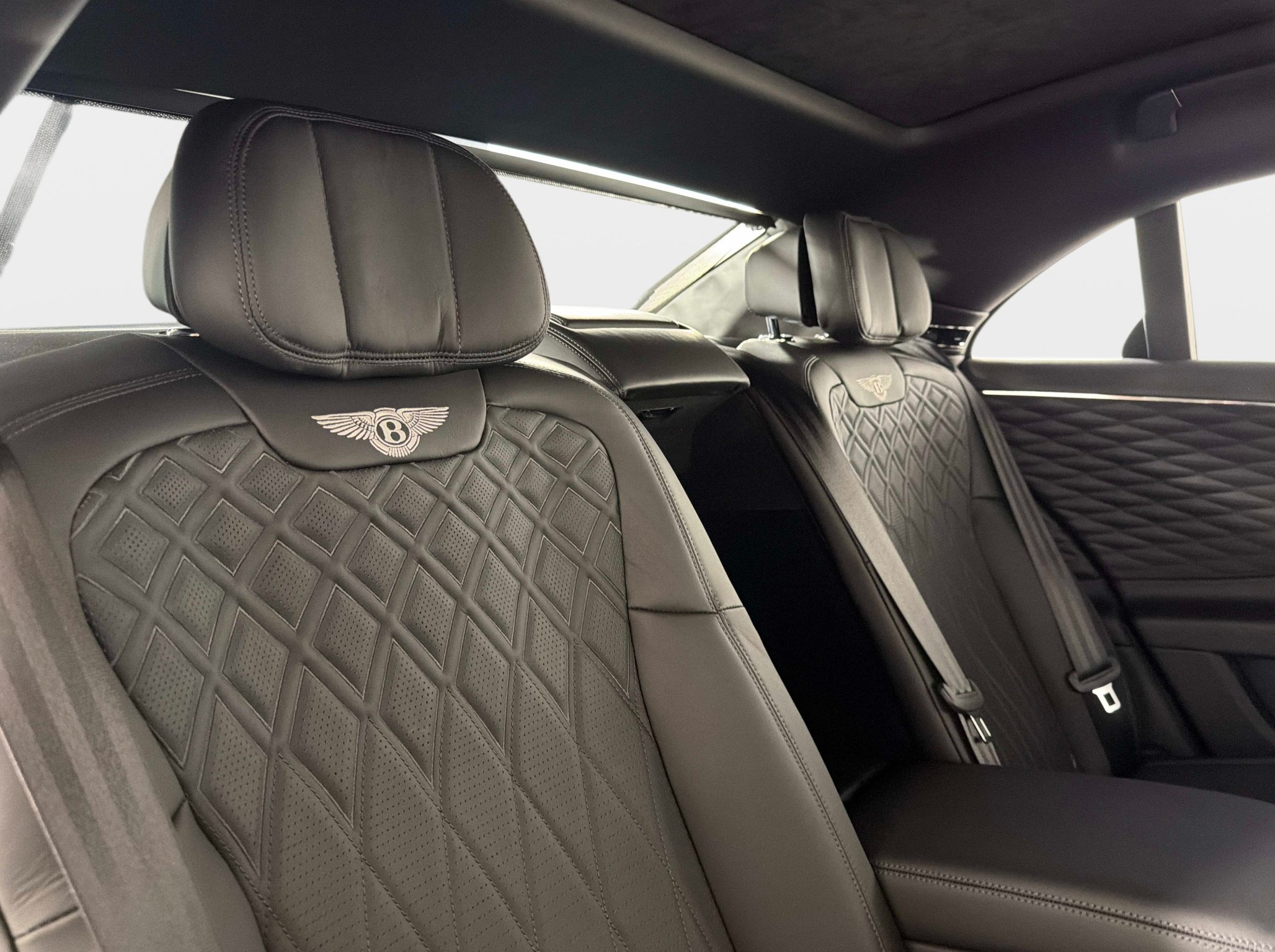 Used 2022 Bentley Flying Spur Plug-In Hybrid AWD/4WD image 26