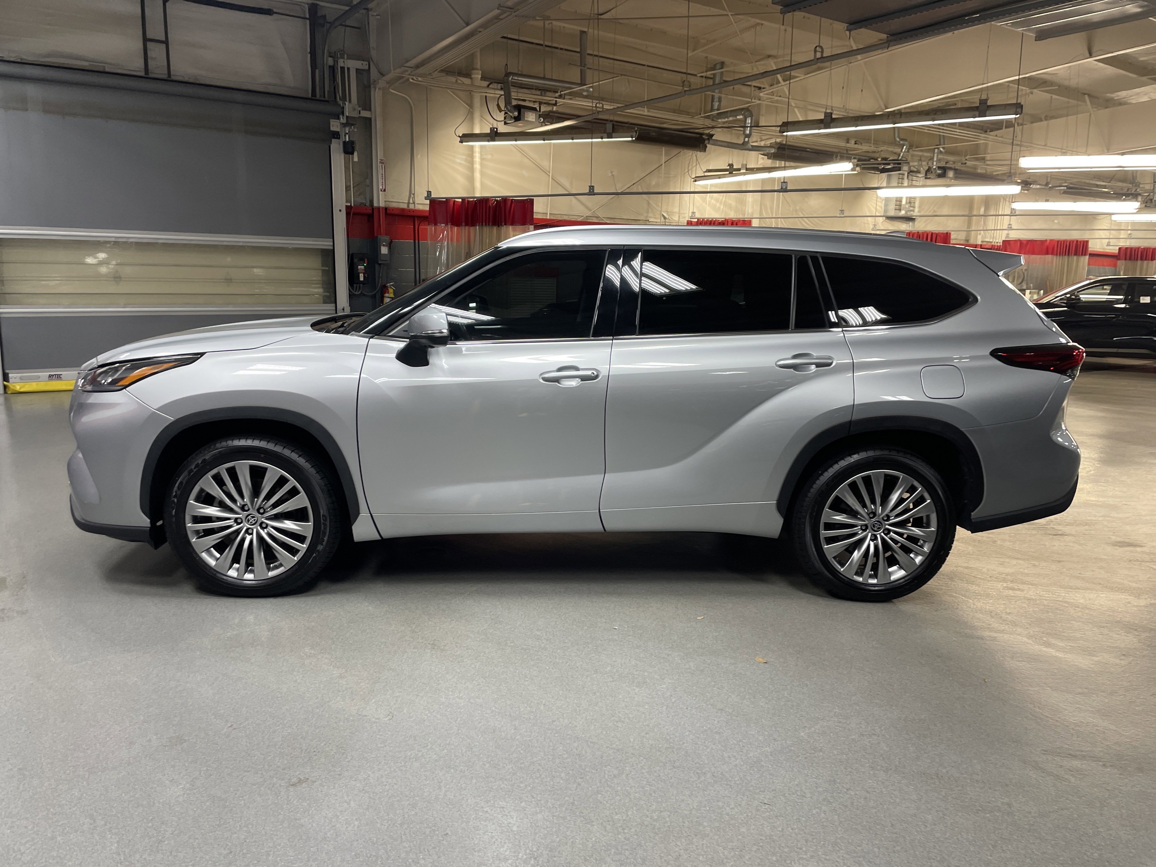 Used 2023 Toyota Highlander Platinum FWD image 7