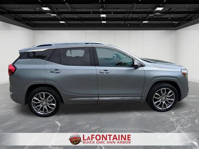 Used 2024 GMC Terrain Denali w/ Denali Premium Package AWD/4WD image 9