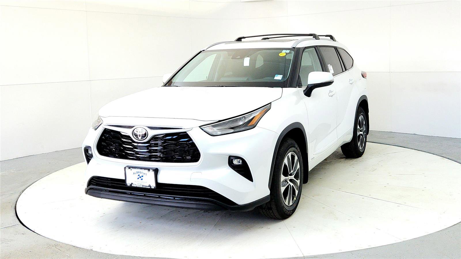 New 2026 Toyota Highlander XLE image 2
